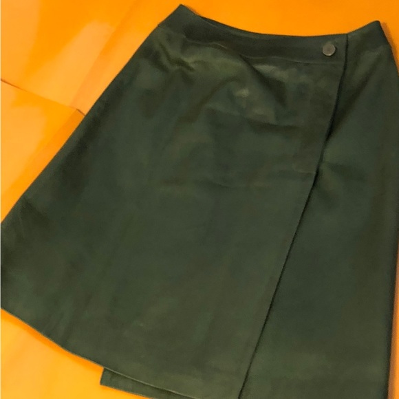 Chanel authentic lamp skin leather green skirt. - Picture 4 of 6